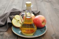 Vinagre de maçã no cabelo: como usar e benefícios