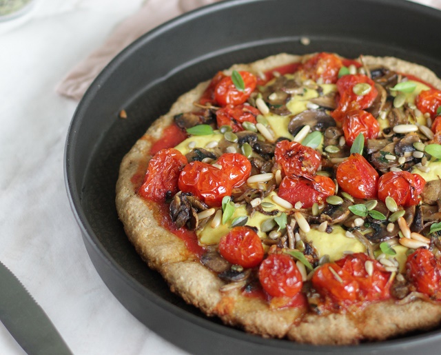 Pizza vegana com tomates