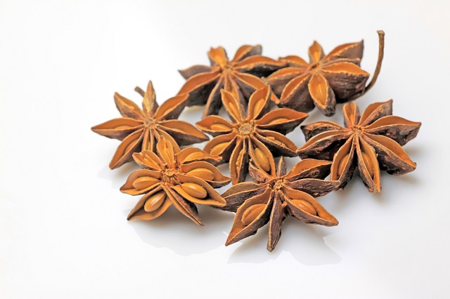 Alguns anis-estrelados com sementes