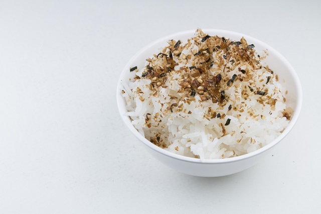 tigela com arroz e furikake