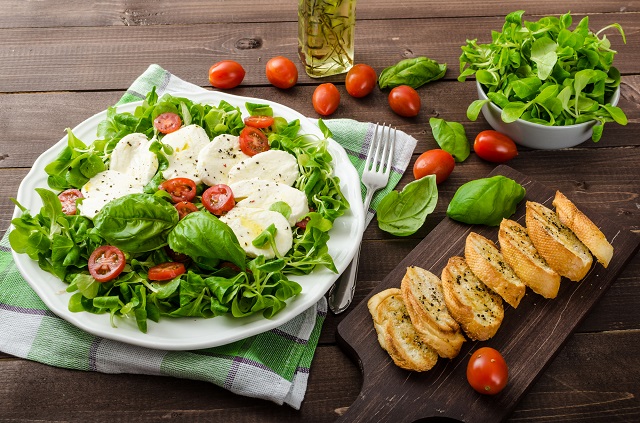 Prato com salada verde e tomates